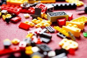 Legos y Rompecabezas Ayudan a Personas con Discapacidad